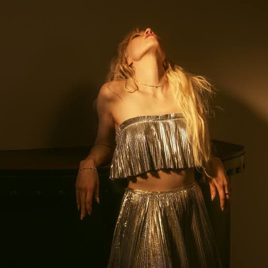 Carly Rae Jepsen 'Day and Night' First Week Album Sales? card icon