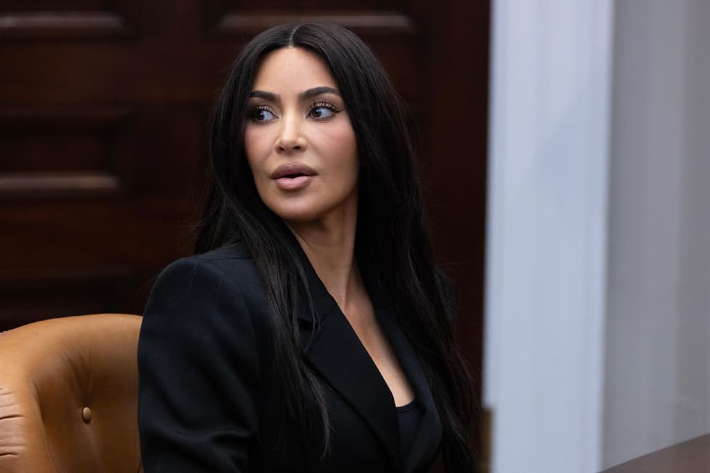 Kim Kardashian announces passing the Bar Exam by 2027? card icon